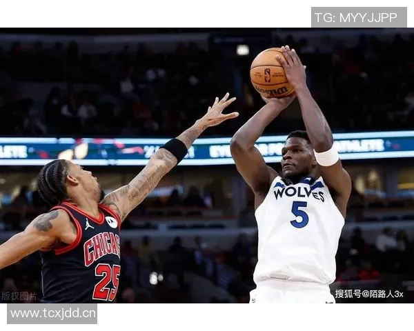 爱德华兹精准传球助攻戈贝尔轻松扣篮破包夹防守