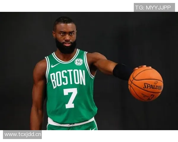 合力进攻展现实力首节杰伦布朗与普理查德双双贡献10分助力球队